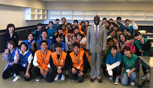 Moorpark大学ソケヌ学長と一緒に