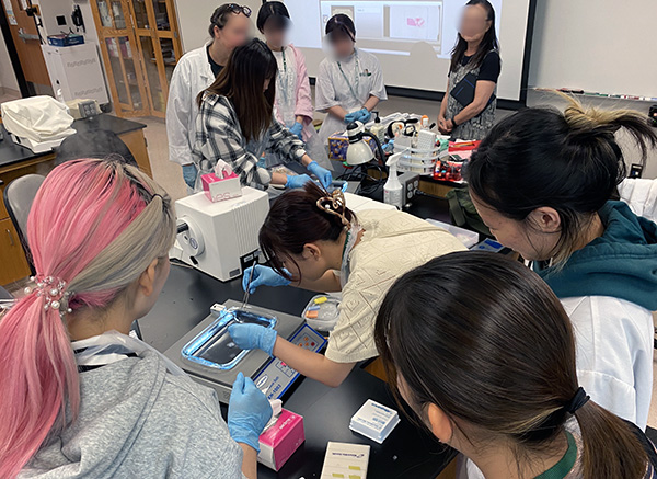 現地の大学生と実習体験